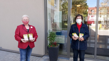 Lore Leitmeier und Ulla Albrecht bildeten das zweite Team der AsF-Muttertagsaktion. (c) Sabine Zeidler