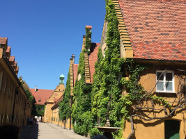 Heute wohnen in den 140 Wohnungen der 67 Häuser 150 bedürftige katholische Augsburger Bürger.
