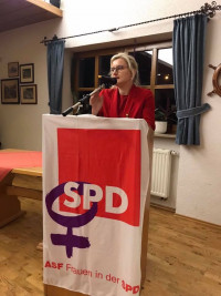 Die stellvertr. SPD Fraktionsvorsitzende Hildegard Ziegler sprach von der Ermordung Kurt Eisners vor 100 Jahren.