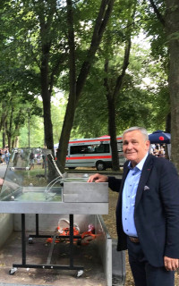 Weidens OB Kurt Seggewiß besucht den Stand der AsF-Frauen regelmäßig. Hier wird die Kühltheke angeliefert.