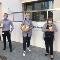 Kaffee für die unermüdlichen Pflegekräfte: Martin Neuhaus (Klinikum Weiden),Sabine Zeidler und Sonja Schreglmann